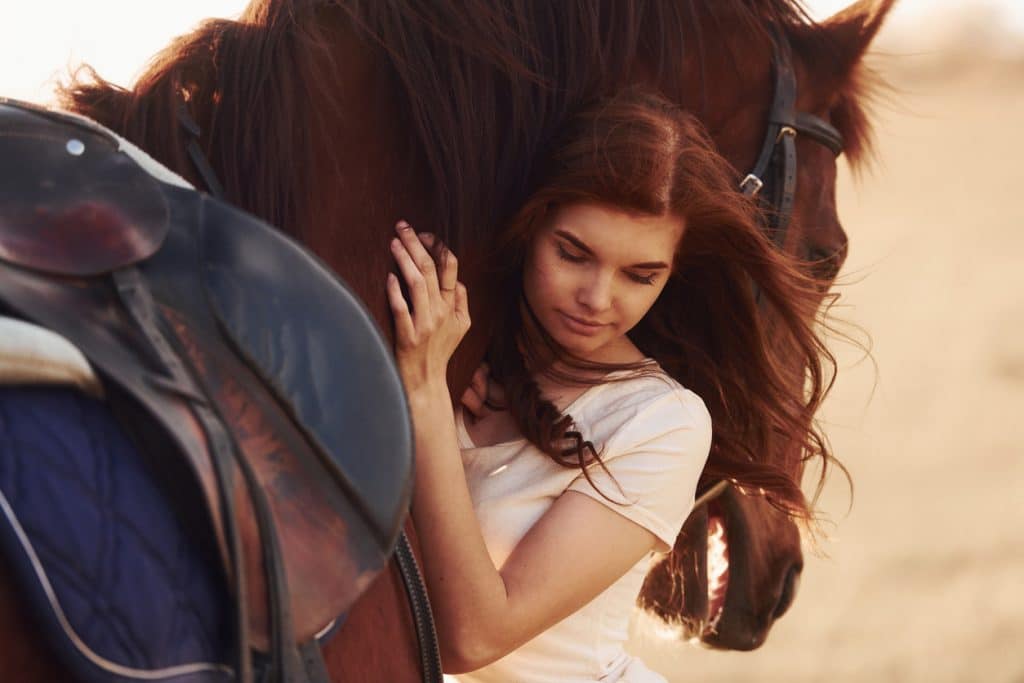 femme caresse son cheval