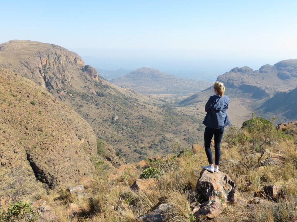 Femme contemplant le parc national de Marakele en Afrique du Sud pendant un safari